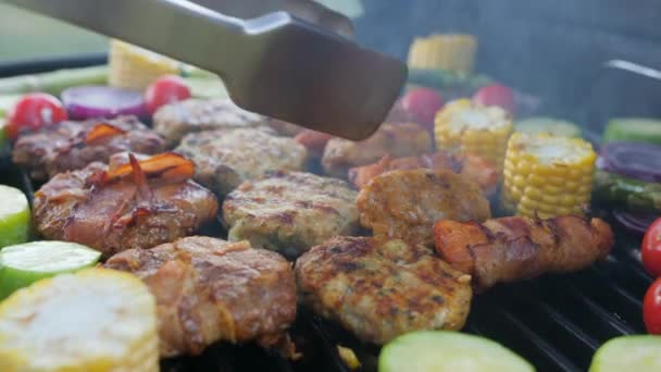 Metal Tongs Take Sausage Grill Flip Cutlets Steaks Corn Asparagus — Stockvideo