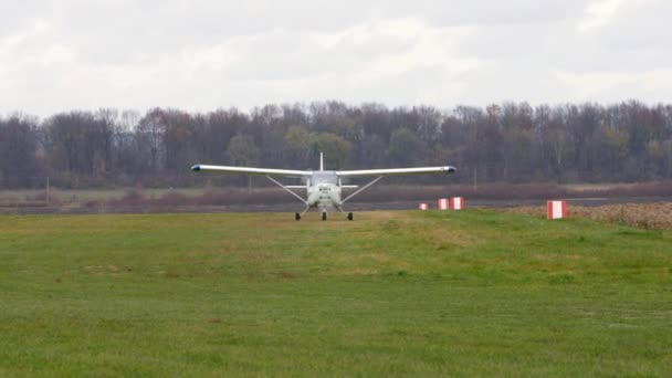 White Single Engine Light Plane Slowly Drives Grass Background Autumn — Stock Video