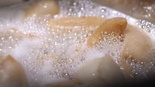 Салат Золотою Скоринкою Тане Сковороді Нержавіючої Сталі Великою Кількістю Бульбашок — стокове відео