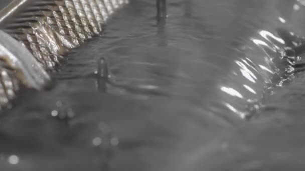 Підняття Зануреної Частини Двигуна Очисного Розчину Ультразвуковій Ванні Рідина Тече — стокове відео