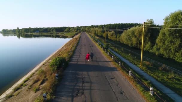 Genç Bir Çift Bir Erkek Bir Kadın Yol Boyunca Koşuyorlar — Stok video