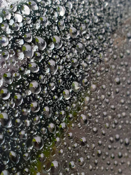 Fundo Muitas Gotas Chuva Vidro Guarda Chuva Verde Pode Ser — Fotografia de Stock