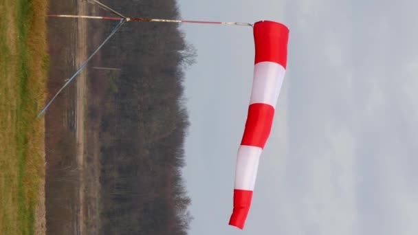 Vídeo Vertical Manga Móvel Windsock Mostrar Direção Vento Soprando Perto — Vídeo de Stock