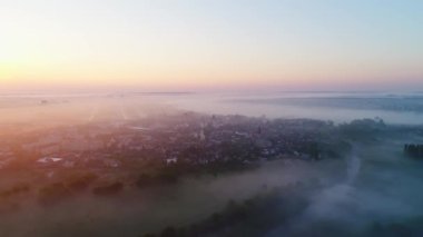 Styr nehri üzerinde yoğun sis ve Ukrayna, Lutsk 'un tarihi kısmı. Yükseklikten görüntüle.
