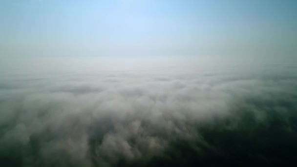 Schneller Flug Über Weiße Dicke Wolken Der Horizont Teilt Den — Stockvideo