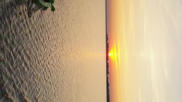 Вертикальное Видео Восход Солнца Озере Вид Воздуха Три Каяка Гребцами — стоковое видео