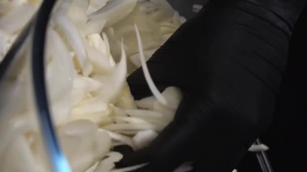 Vídeo Vertical Cozinheiro Luvas Pretas Transfere Cebolas Fatiadas Uma Tigela — Vídeo de Stock
