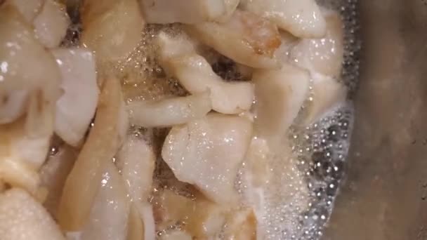 영상입니다 껍질은 거품이 스테인리스강 남비에서 녹아들어 갑니다 위로부터의 정적인 프레임 — 비디오