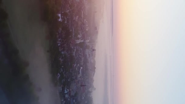Вертикальное Видео Плотный Туман Над Рекой Стыр Исторической Частью Луцка — стоковое видео