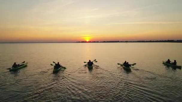 Aerial View Five Kayaks Tourists Sail Meet Sunrise Extreme Water — Vídeo de stock