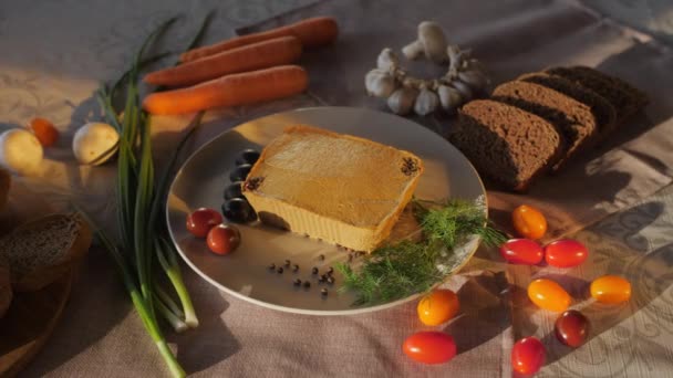 Patê Decorado Com Legumes Pão Está Prato Branco Coberto Com — Vídeo de Stock