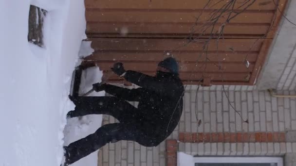 Vídeo Vertical Homem Remove Neve Perto Casa Congela Garagem Gato — Vídeo de Stock
