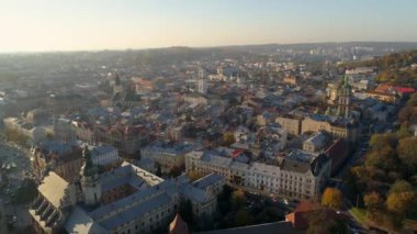 Ekim ayı başlarında Lviv akşamı. Şehrin eski kısmı. Hava görünümü.