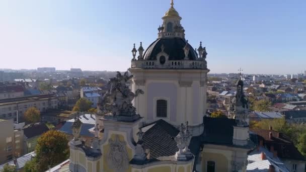 聖ゲオルギオス大聖堂教会の空中からの眺め旧市街の空に対して ウクライナのリヴィウ 都市のギリシャカトリック大聖堂の上にドローンで飛んでいます ウクライナギリシャ語の本殿 — ストック動画