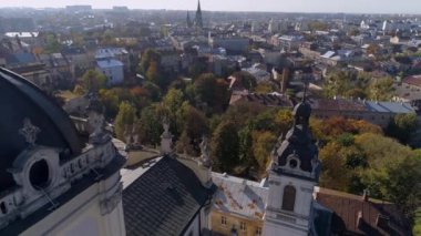 Ukrayna 'nın eski kasabası Lviv' de gökyüzüne karşı St. Jura St. Georges Katedrali 'nin hava manzarası. Yunan Katolik Katedrali üzerinde İHA ile uçmak. Nesneden ayrıl.