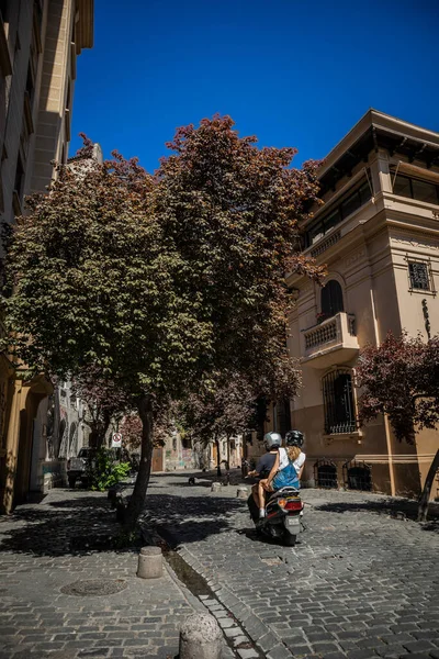 Motosikletli insanlar Paris-Londralılar, Santiago