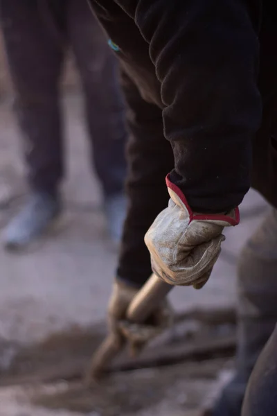 Ellerinde kürekçi eldiveni vardı.