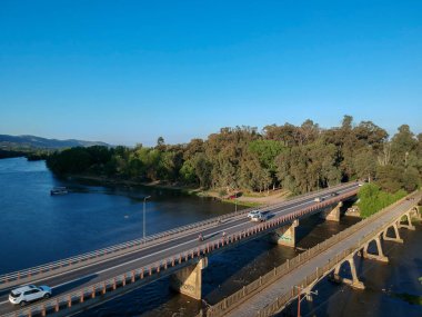 Rio Claro nehri üzerinde Talca, Şili 'de köprünün ortasında küçük bir orman var.