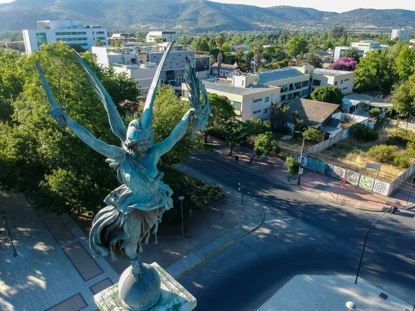 Şehrin merkezinde özgürlük meleği heykeli var.