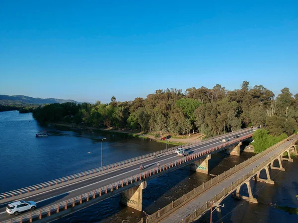 Rio Claro nehri üzerinde Talca, Şili 'de köprünün ortasında küçük bir orman var.