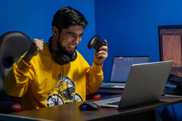 Adam evde video oyunu oynayarak zaferini kutluyor. Oyuncu ve flamalı - Fotografa de stock