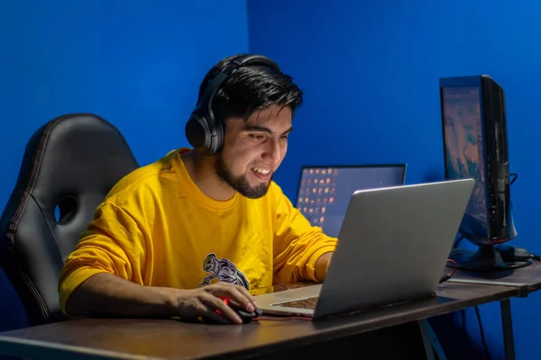 Evde video oyunu oynayan bir adam. Oyuncu ve flamalı.