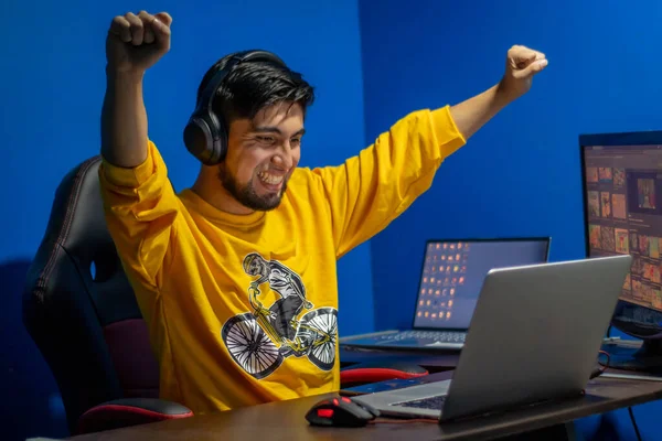 Adam evde video oyunu oynayarak zaferini kutluyor. Oyuncu ve flamalı.