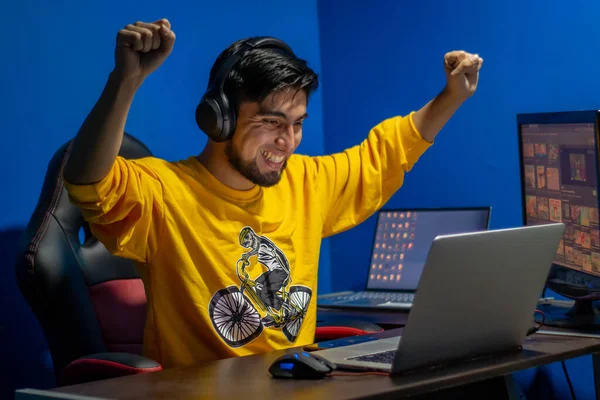 Adam evde video oyunu oynayarak zaferini kutluyor. Oyuncu ve flamalı.