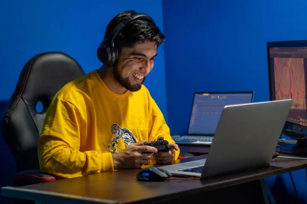 Adam evde video oyunu oynarken gülüyor. Oyuncu ve Teknoloji.