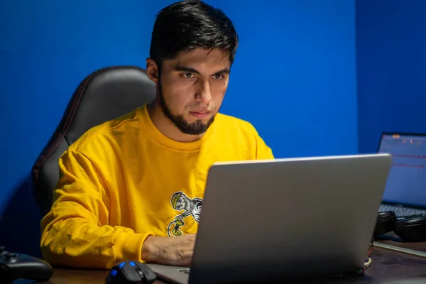 Adam evde video oyunu oynarken odaklanmış. Oyuncu ve Teknoloji.