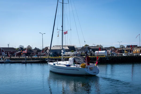Danimarka 'nın Langeland adasındaki Bagenkop limanında bir tekne.