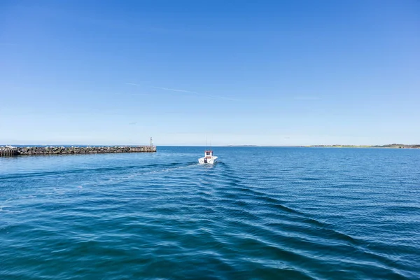 Danimarka 'nın Langeland adasındaki Bagenkop limanında bir tekne.