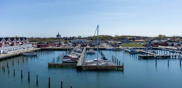Danimarka, Langeland, Bagenkop 'taki deniz kenarındaki evlerin panoraması