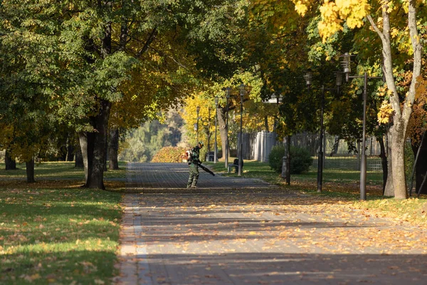 Worker Using Leaf Blower Cleaning Autumn Leaves Autumn Cleaning Fallen — Stock Photo, Image