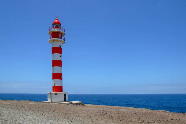 一个美丽的灯塔在海洋上 红白相间的灯塔 — 图库照片