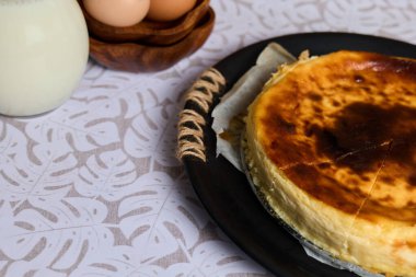 Beyaz arka planda yumurtalı ve sütlü kremalı peynirli kek.