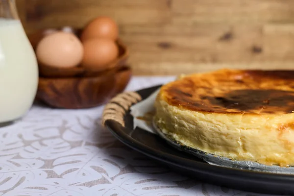 Pastel Queso Cremoso Con Huevos Leche Sobre Fondo Marrón Blanco — Foto de Stock