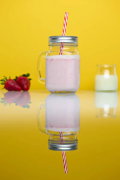 Erdbeer Smoothie Auf Gelbem Hintergrund Mit Erdbeeren Und Milch — Stockfoto