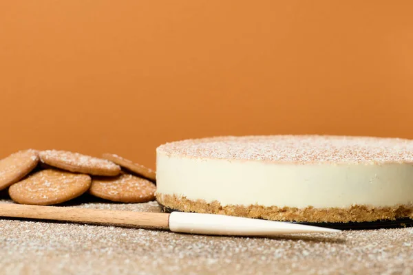 Ciemno Białe Ciasto Czekoladowe Ciasteczkami Pomarańczowym Tle — Zdjęcie stockowe