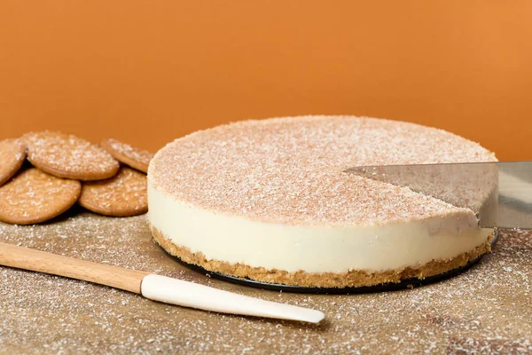 Ciemno Białe Ciasto Czekoladowe Ciasteczkami Pomarańczowym Tle — Zdjęcie stockowe