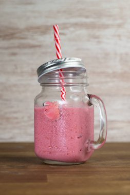 Temiz ahşap arka planda taze, sağlıklı meyve suyu.