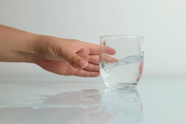 Beyaz arka planda su sıçrayan el yakalama bardağı