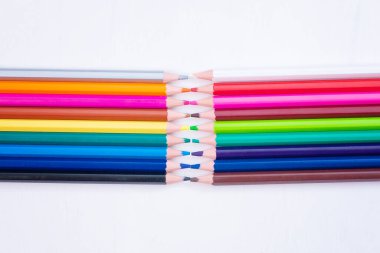 Beyaz arkaplanda renkli renkli kalemler 