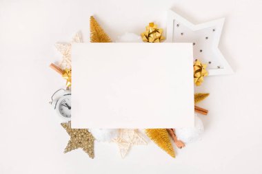 Noel ağacı dalları ve beyaz arkaplandaki yazı için boş kart ve boşluk içeren dekorasyonlar. Üst Manzara. Xmas ve Yeni Yıl kavramı