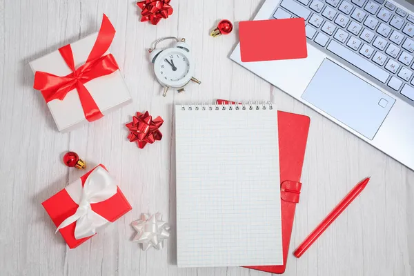 Christmas composition. Notepad with goals for 2022. Laptop, notebook, pen, gift boxes, alarm, balls and stars. Concept business Christmas. Goals and objectives — Stock Photo, Image