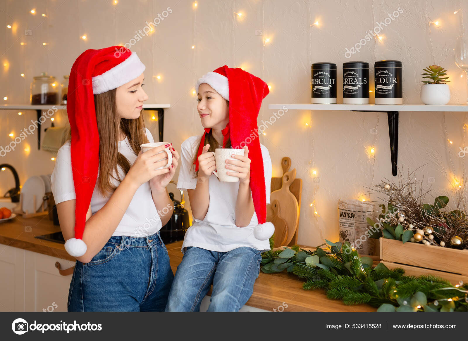 Bom dia de Natal. Irmãs bebem chá na mesa da cozinha com biscoitos na  cozinha. Um tempo de milagres e realização de desejos. Feliz Natal!. fotos,  imagens de © boltenkovaolesya@ #533415528