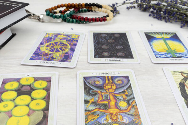 Россия, Москва, 11 июня 2021 года. Карточки Таро, свечи, для гадания или магического ритуала.