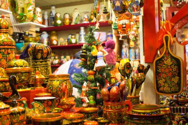 Rusya, Moskova, 21.12.2017: Yeni Yıl Fuarı, Kızıl Meydan 'daki Noel pazarı. Geleneksel Khokhloma resimli el sanatları, ahşap çatal bıçaklar..