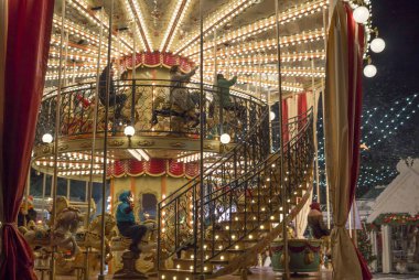 Rusya, Moskova, 22.12.2017: Yeni Yıl Fuarı, Kızıl Meydan 'da Noel pazarı. Devrimci Meydanı 'ndaki bir Noel pazarının arka planında atlıkarıncadaki insanlar fotoğraflanıyor..