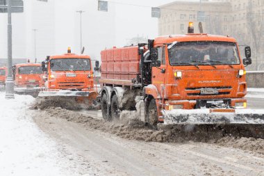 Rusya, Moskova, 07.12.2021: Yoğun kar yağışı sonrasında özel ekipmanlarla kar temizliği.